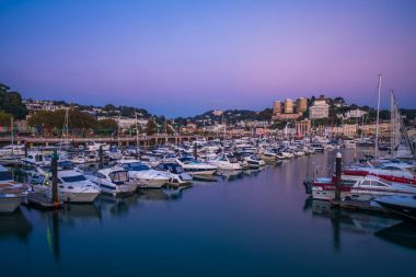 Alacakaranlıkta, Güney Devon, İngiltere Torquay limanının görünümü
