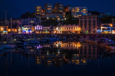 Güney Devon, İngiltere Torquay limanının gece görünümü