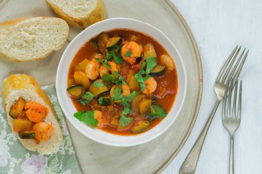 Akdeniz karides güveç