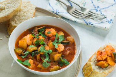 Akdeniz karides güveç