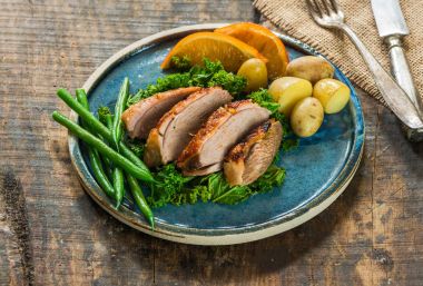 Kızarmış ördek fileto portakal marmelat ve biber sır ile