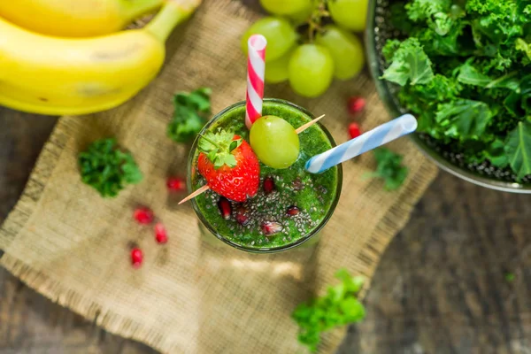 Col rizada verde y batido de uvas — Foto de Stock