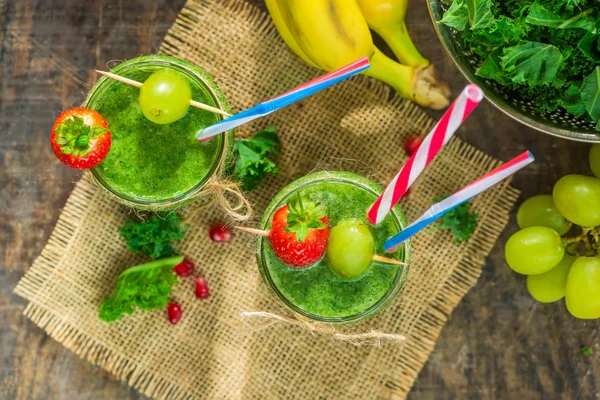 Kale hijau dan anggur smoothie — Stok Foto