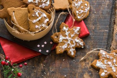 Geleneksel gingerbread çerezleri buzlanma ile dekore edilmiştir..