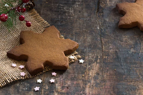 Hvězda ve tvaru tradiční perník soubory cookie na dřevěné desce. — Stock fotografie