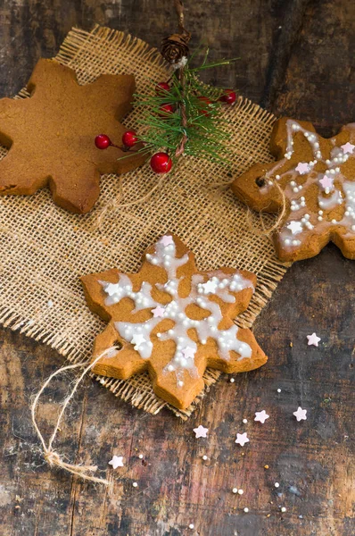 Hvězda ve tvaru tradiční perník soubory cookie na dřevěné desce. — Stock fotografie