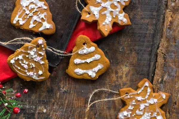 Traditionelle Lebkuchen mit Zuckerguss verziert. — Stockfoto