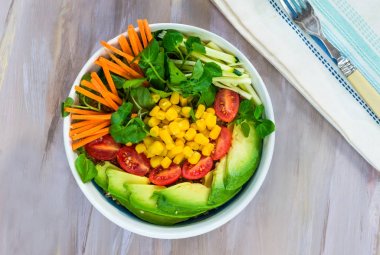 Vegan Buda kase quinoa, avokado, havuç, Mısır, domates ve kabak