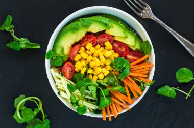 Vegan Buda kase quinoa, avokado, havuç, Mısır, domates ve kabak