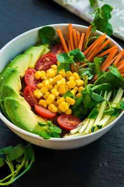 Vegan Buda kase quinoa, avokado, havuç, Mısır, domates ve kabak