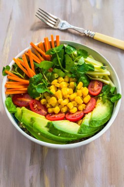 Vegan Buda kase quinoa, avokado, havuç, Mısır, domates ve kabak