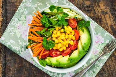 Vegan Buda kase quinoa, avokado, havuç, Mısır, domates ve kabak