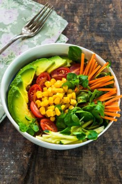 Vegan Buda kase quinoa, avokado, havuç, Mısır, domates ve kabak