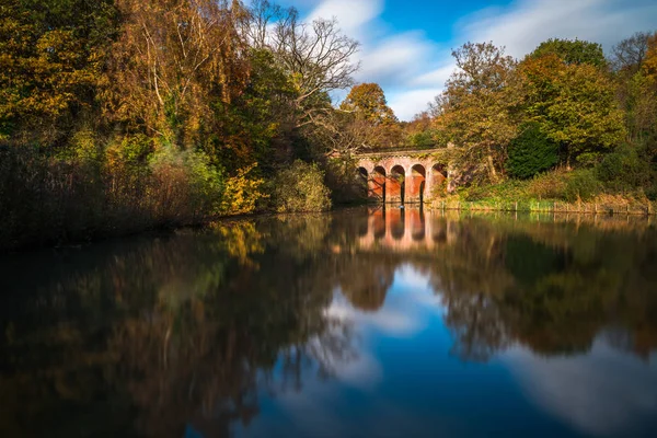 Starý viadukt v parku Hampstead Heath. Londýn Velká Británie — Stock fotografie