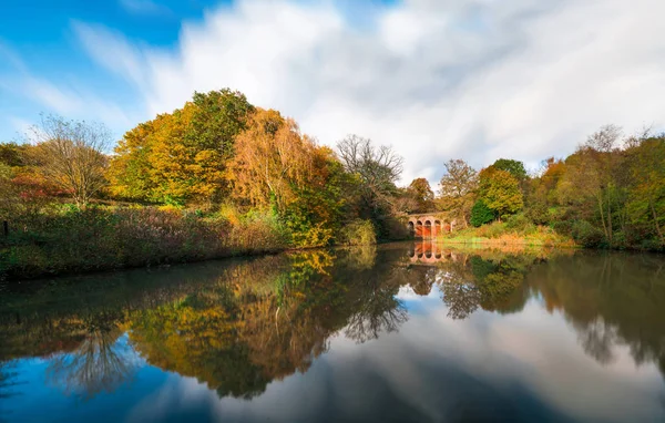 Vieux viaduc dans le parc Hampstead Heath. Londres Royaume Uni — Photo