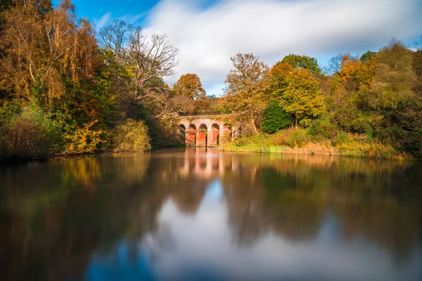 Starý viadukt v parku Hampstead Heath. Londýn Velká Británie — Stock fotografie