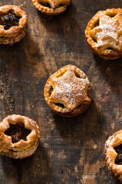 Geleneksel ev yapımı kıymalı börek.