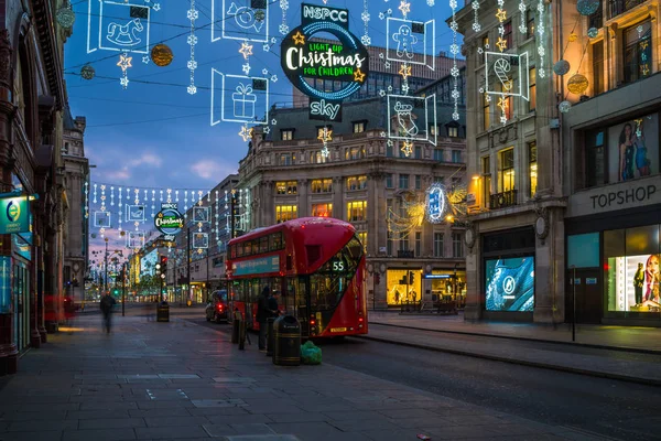 Julbelysning på Oxford Street, London, Uk — Stockfoto