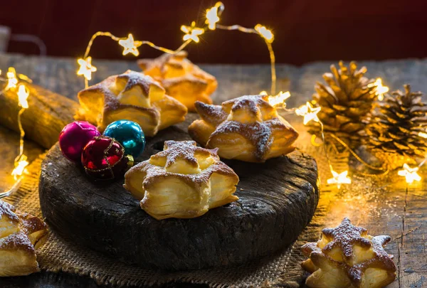 Star shaped cookies on wooden board. Christmas baking. — Stock Photo, Image