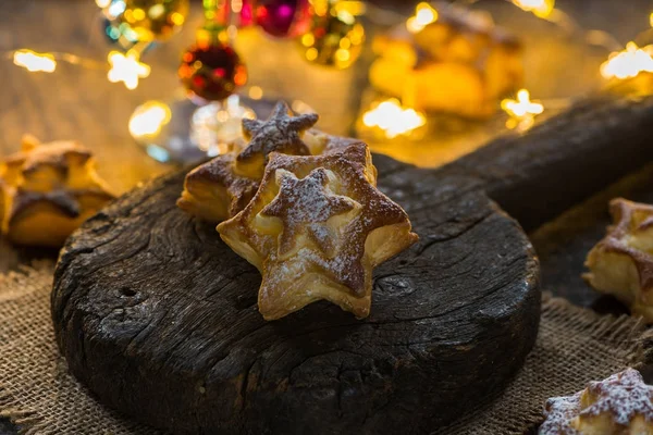 Yıldız şeklinde kurabiye ahşap tahta üzerinde. Noel pişirme. — Stok fotoğraf