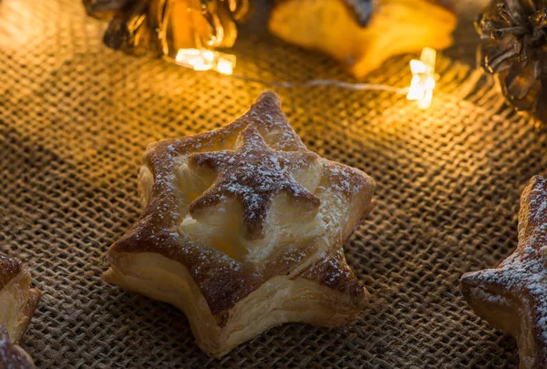 木の板の形をしたクッキーを星します。クリスマスのベーキング. — ストック写真