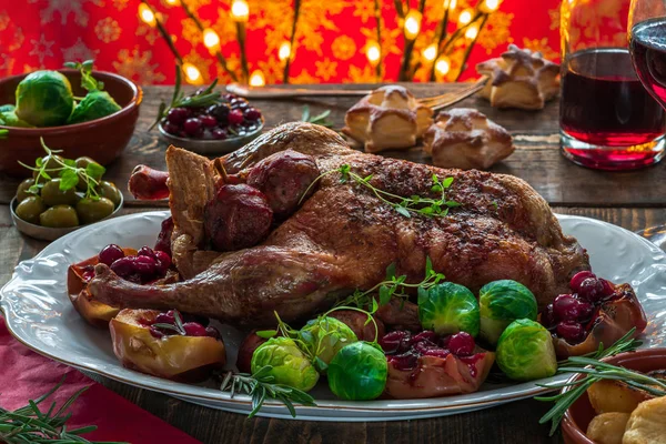 Anatra arrosto festiva con germogli di Bruxelles, patate al forno, mele e salsa di mirtilli rossi — Foto Stock