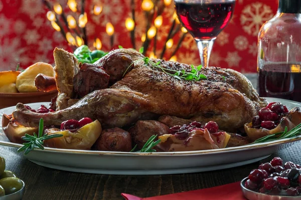 Festlicher Entenbraten mit Rosenkohl, Bratkartoffeln, Äpfeln und Preiselbeersoße — Stockfoto