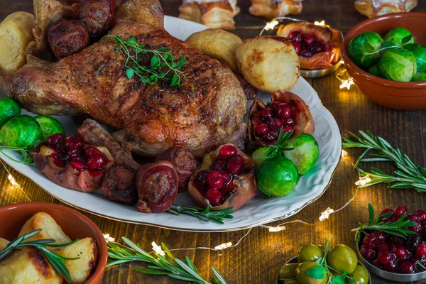 Anatra arrosto festiva con germogli di Bruxelles, patate al forno, mele e salsa di mirtilli rossi — Foto Stock