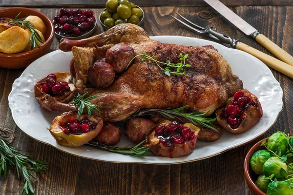 Feestelijke gebraden eend met brussel spruiten, gebakken aardappelen, appels en cranberry saus — Stockfoto