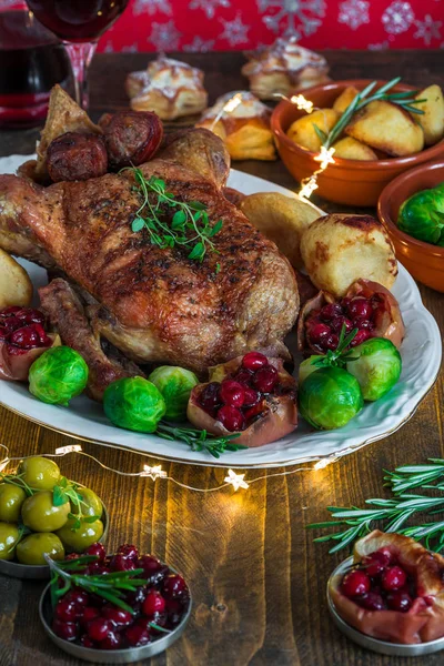 Pato assado festivo com brotos de brussel, batatas assadas, maçãs e molho de cranberry — Fotografia de Stock