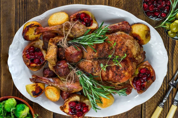 Festlicher Entenbraten mit Rosenkohl, Bratkartoffeln, Äpfeln und Preiselbeersoße — Stockfoto