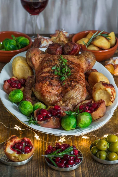 Festival kızarmış ördek brussel ile ahşap tabloda filizlenir, pişmiş patates, elma ve kızılcık sosu — Stok fotoğraf