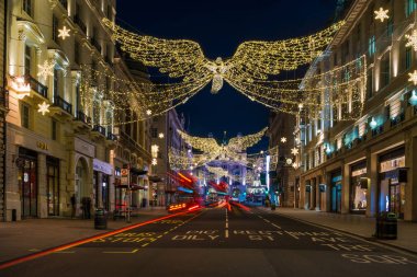 Regents Street St James, Londra'nın merkezi üzerinde Noel süsleri