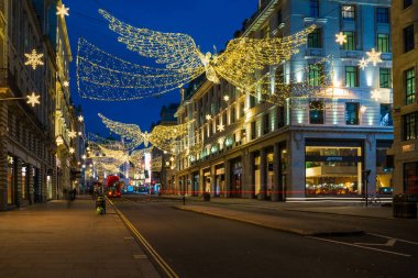 Regents Street St James, Londra'nın merkezi üzerinde Noel süsleri