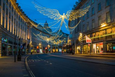 Regent Street Londra, İngiltere'de Noel süsleri
