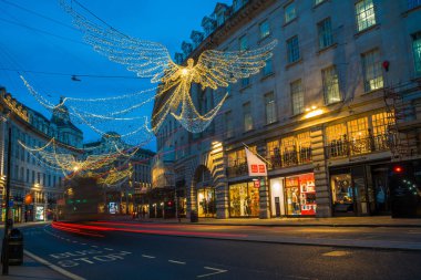 Regent Street Londra, İngiltere'de Noel süsleri