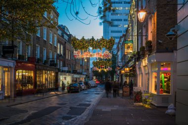 Noel cadde süslemeleri, Londra, İngiltere'de yedi aramalar