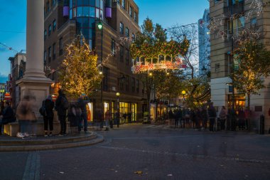 Noel cadde süslemeleri, Londra, İngiltere'de yedi aramalar