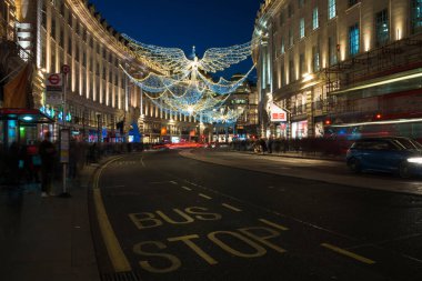 Regent Street Londra, İngiltere'de Noel süsleri