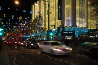 Orta Londra Oxford Caddesi'ndeki Noel cadde süslemeleri,
