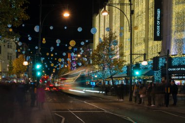 Orta Londra Oxford Caddesi'ndeki Noel cadde süslemeleri,