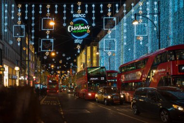 Orta Londra Oxford Caddesi'ndeki Noel cadde süslemeleri,