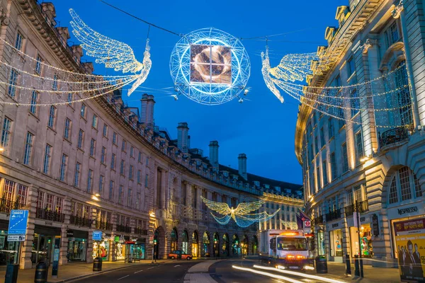 Ozdoby świąteczne na Regent Street w centrum Londynu, Uk — Zdjęcie stockowe