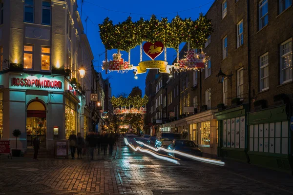 Різдвяні прикраси вулиці в семи циферблатів в Лондоні, Великобританія — стокове фото