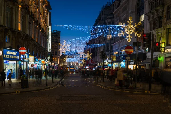 Karácsonyi díszek a Coventry Street Central London, Egyesült Királyság — Stock Fotó