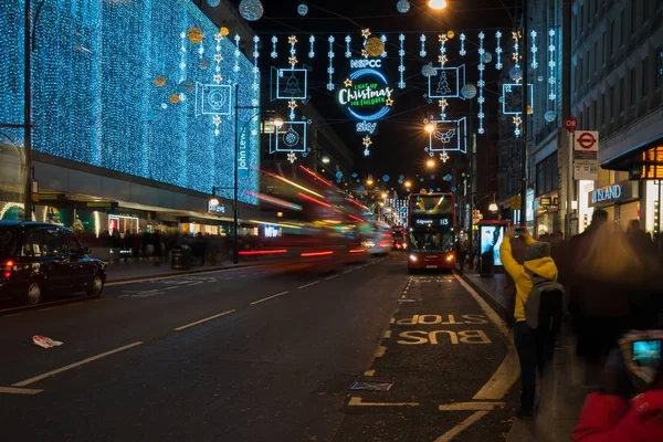 Decorazioni natalizie in Oxford Street nel centro di Londra , — Foto Stock