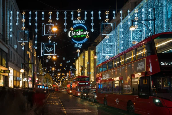 Karácsonyi utcai dekorációk az Oxford Street-London központjában, — Stock Fotó