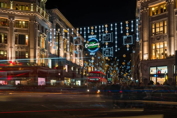 Decorações de rua de Natal em Oxford Circus no centro de Londres , — Fotografia de Stock