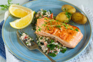 Yengeç salsa ile Somon fileto