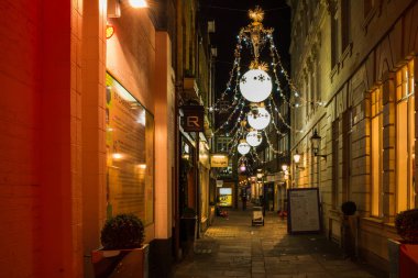 Londra, İngiltere'de güler kortta Noel süsleri